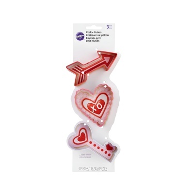 Cortadores de bolachas em forma de seta, coração e chave, cores vermelha e branco