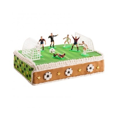 Bolo decorado como campo de futebol com miniaturas de jogadores e balizas