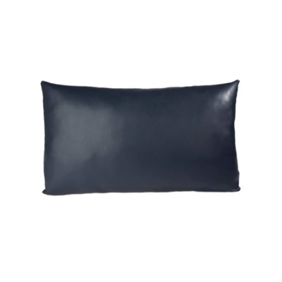 travesseiro rectangular azul-marinho em couro sobre fundo branco