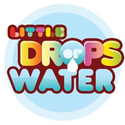 Texto colorido LITTLE DROPS OF WATER em fundo azul claro