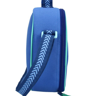 Mochila azul em tecido com alça decorada e fecho verde vista lateral