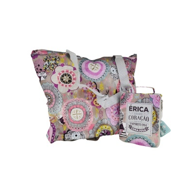 Saco e carteira tecido colorido com mandalas e etiqueta com texto em português