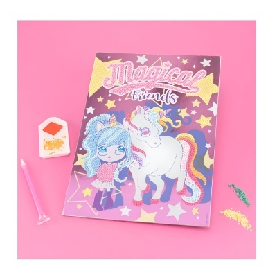 Livro infantil 'Magical friends' com ilustração de menina e unicórnio, pote e ferramenta cor-de-rosa, fundo rosa