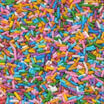 Confeitos açucarados coloridos em forma de cilindros pequenos