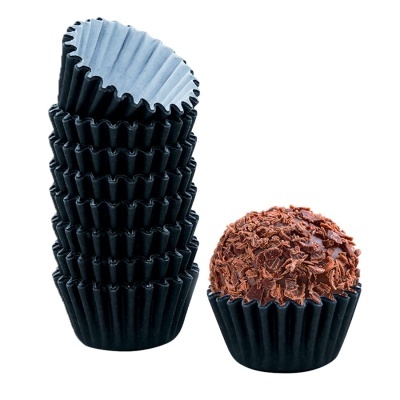 Forminhas de papel pretas e brigadeiro com raspas de chocolate