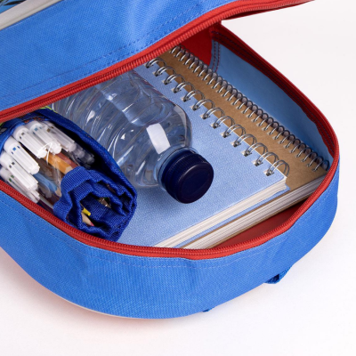 Mochila azul clara aberta mostrando garrafa de água, cadernos espiral e estojo azul com canetas.