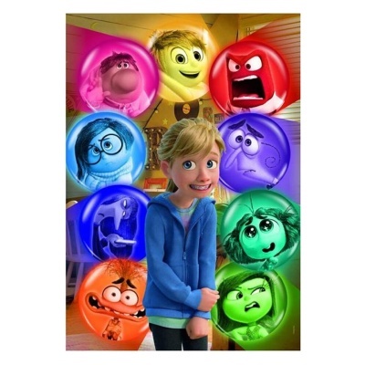 Personagem animada loira com casaco azul rodeada por bolas coloridas com personagens animados em fundo interior