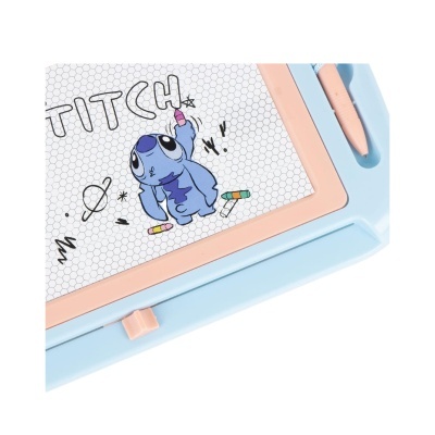 Mesa de desenho azul claro com superfície branca e ilustração do Stitch a desenhar