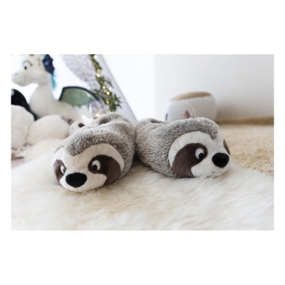 Pantufas de pelúcia em forma de preguiça cinzenta e creme sobre tapete branco.