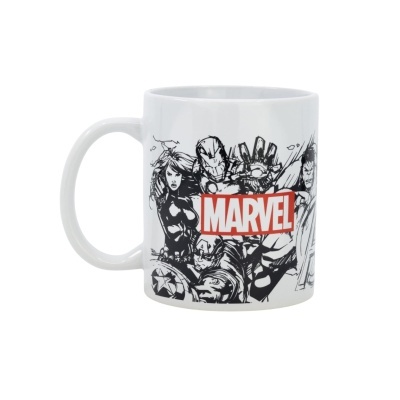 Caneca branca com desenho de personagens Marvel e logótipo