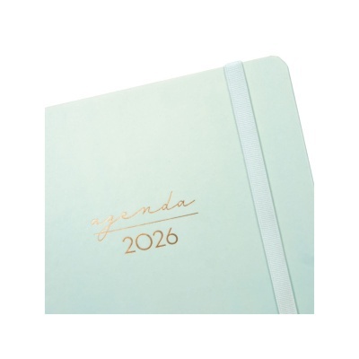 Agenda verde clara com texto dourado 'agenda 2026' e fecho elástico