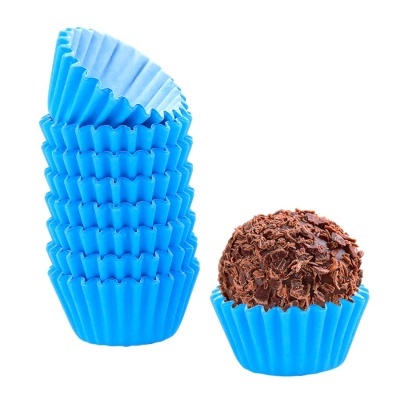 Forminhas de papel azul com brigadeiro de chocolate