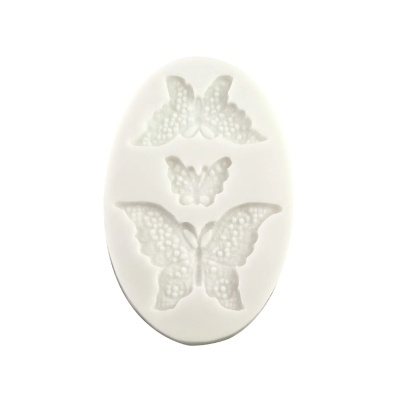 Molde de silicone branco com três borboletas em relevo.