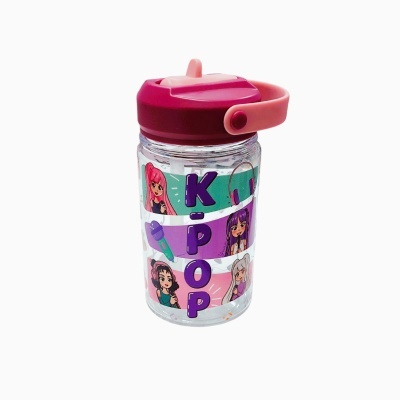 Garrafa plástica com tampa vermelha e alça cor-de-rosa, decorada com personagens femininas e texto K-POP.