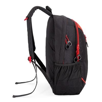 Mochila preta com detalhes vermelhos e múltiplos bolsos