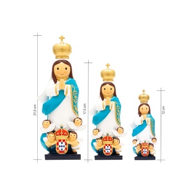 Três estatuetas coloridas de Nossa Senhora com coroa dourada e manto azul e branco em diferentes tamanhos.
