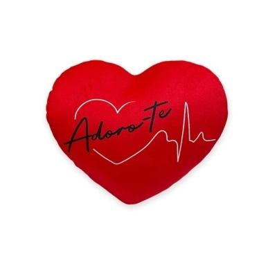 Almofada vermelha em forma de coração com texto 'Adoro-te' e desenho de batimento cardíaco