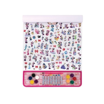 Folha de papel com desenhos Disney e suporte rosa com tintas e lápis de cor