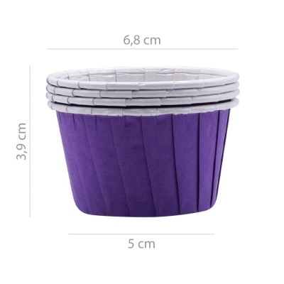 Formas para muffins de papel roxas empilhadas com interior branco e medidas indicadas
