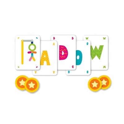 Cartas de jogo coloridas com letras e fichas amarelas com estrelas