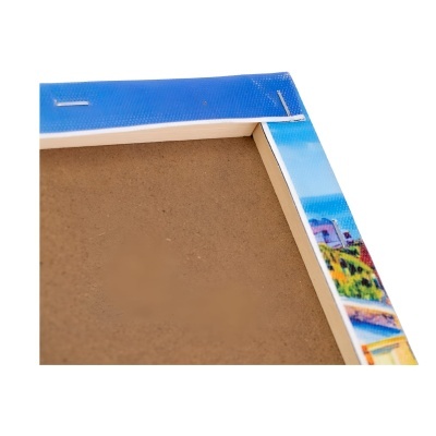 Canto superior esquerdo de moldura branca com suporte castanho de cartão