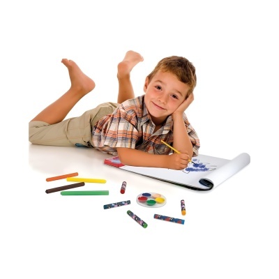 Menino deitado no chão a desenhar com lápis de cor e tintas