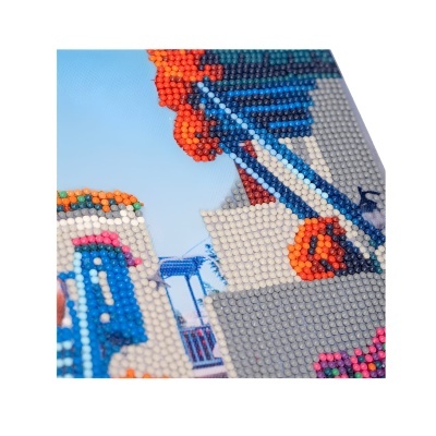 Mosaico colorido em contas representando arquitetura e flores