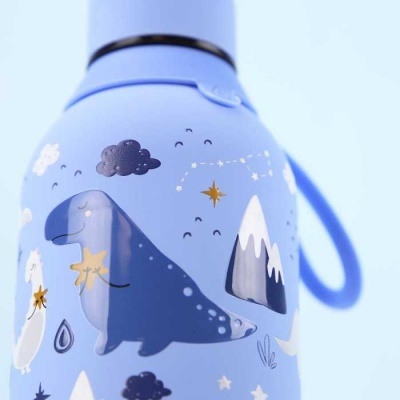 Garrafa térmica azul com ilustrações de dinossauro e montanha