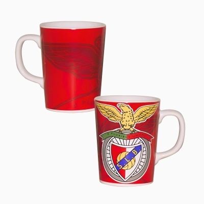 Duas canecas vermelhas com alças brancas e emblema do SL Benfica
