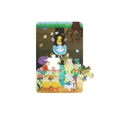 Peça de puzzle infantil com personagens de Alice no País das Maravilhas colorida