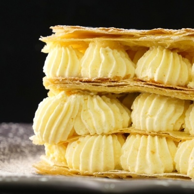 Sobremesa de camadas de massa folhada e creme amarelo