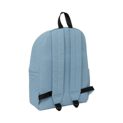 Mochila azul clara com alças pretas em fundo branco