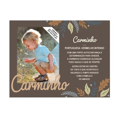 Quadro decorativo com foto de criança e texto sobre o nome Carminho em fundo castanho com folhas coloridas