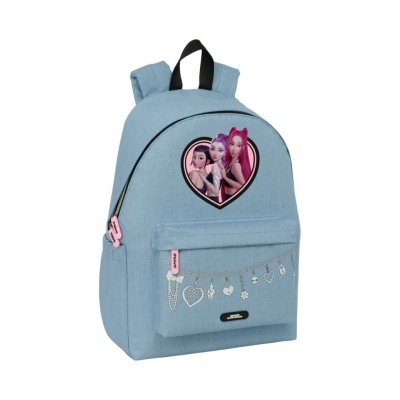 Mochila azul clara com desenho de três mulheres e pingentes na frente