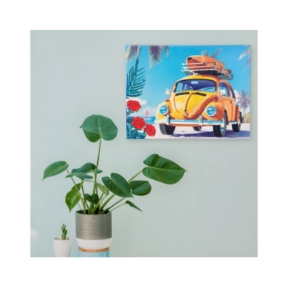 Quadro decorativo de carro amarelo com pranchas de surf em parede cinza com plantas