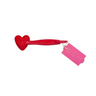 Colheres medidoras vermelhas em forma de coração com etiqueta rosa