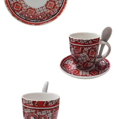 Conjunto de chávena com pires e colher em cerâmica com decoração vermelha e texto