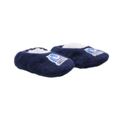 Chinelos felpudos azuis escuros com interior branco e logótipo SEA PLAY