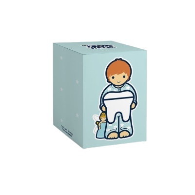 Caixa azul clara com ilustrações de crianças em roupa branca e azul.