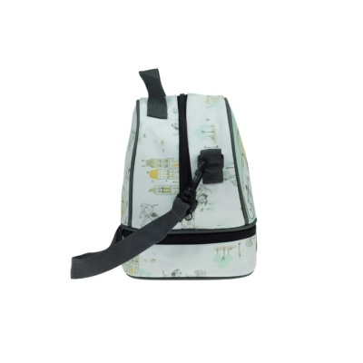 Mochila branca com padrão de desenhos infantis e fecho preto