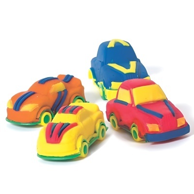 quatro carros de brinquedo coloridos pequenos em material de borracha ou plástico