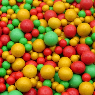 Bolas de goma coloridas vermelhas, verdes e amarelas de vários tamanhos