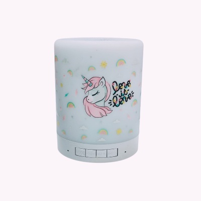 Caixa de som portátil branca com unicórnio e texto Love is Love