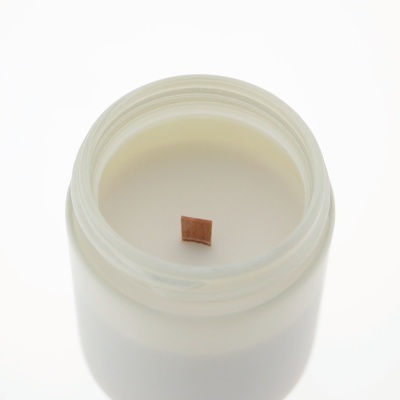Vela branca em frasco de vidro fosco com pavio quadrado de madeira