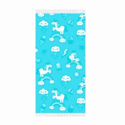 Toalha azul clara com padrão de nuvens, unicórnios, arcos-íris, corações, estrelas, picolés, diamantes e cupcakes