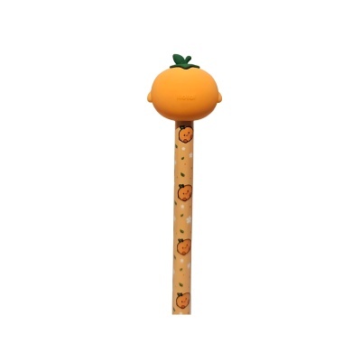 Caneta decorada com tampa de laranja e desenhos de laranjas no corpo
