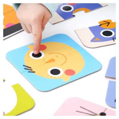 Puzzle infantil de madeira com peças coloridas em formato de rostos de animais.