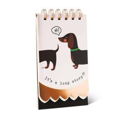 Bloco de notas espiral com ilustração de cães e texto 'It's a long story'