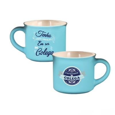 Conjunto de duas canecas azuis claras com mensagens em português.