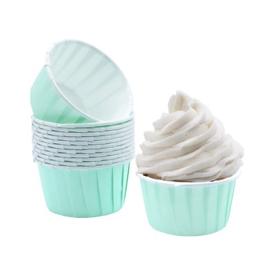 Formas para cupcakes azuis com cupcake e creme branco